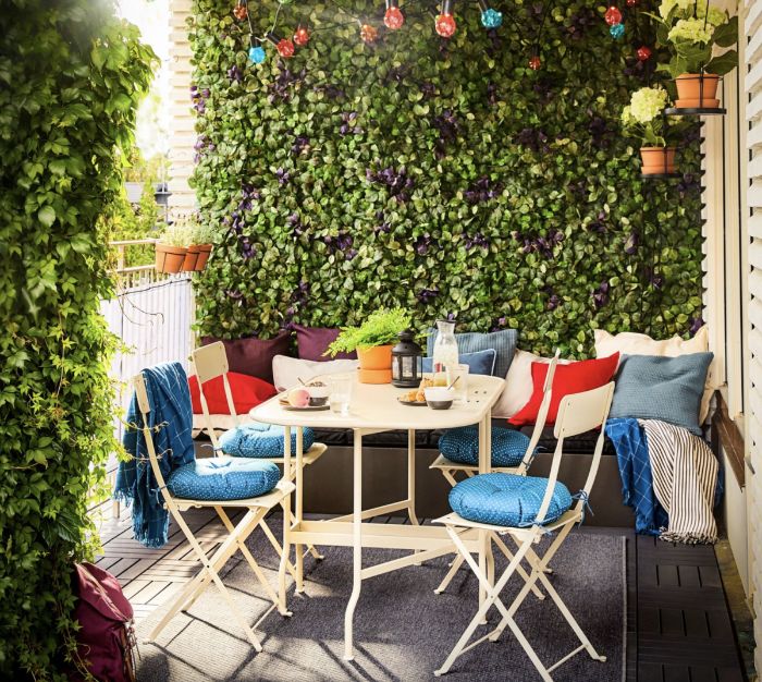 comment decorer un balcon idée de mur végétal extérieur lierre feuillages banc décoré de coussins table et chaises en metal