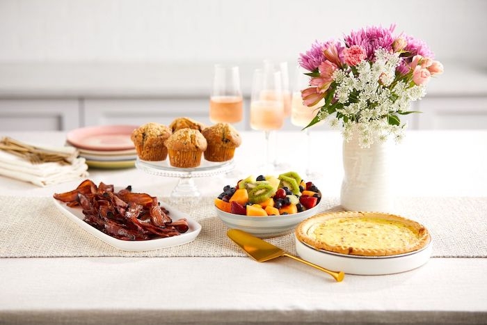 comment faire un repas pour la fete de mere un quiche et un bouquet de fleurs sur la table