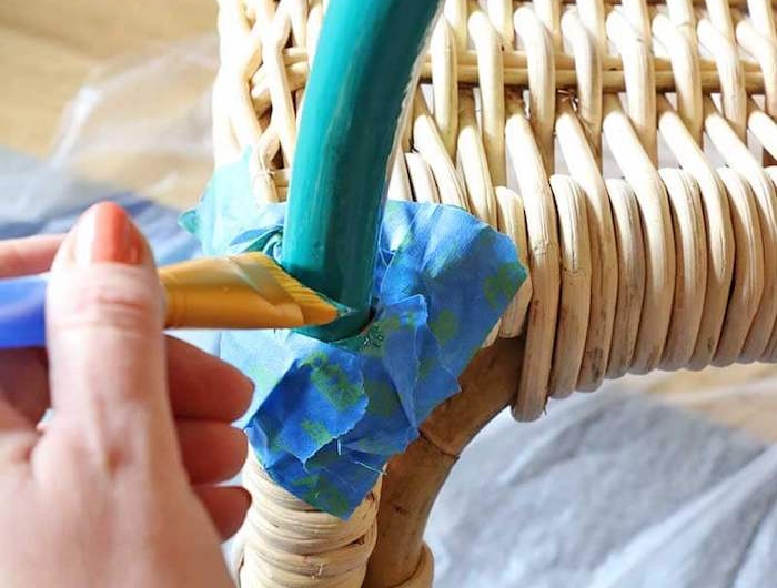 comment peindre un meuble en rotin poser de la peinture turquoise avec des pinceaux