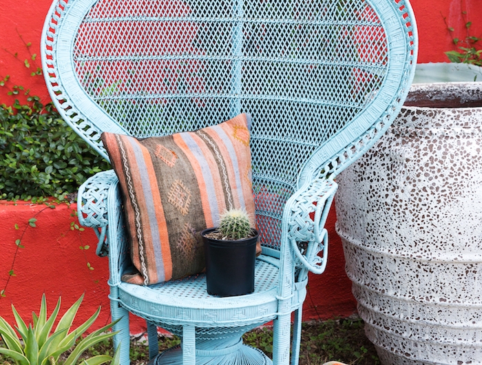 comment renover un fauteuil en rotin style vintage avec de peinture des pot a fleurs avec cactus q coté
