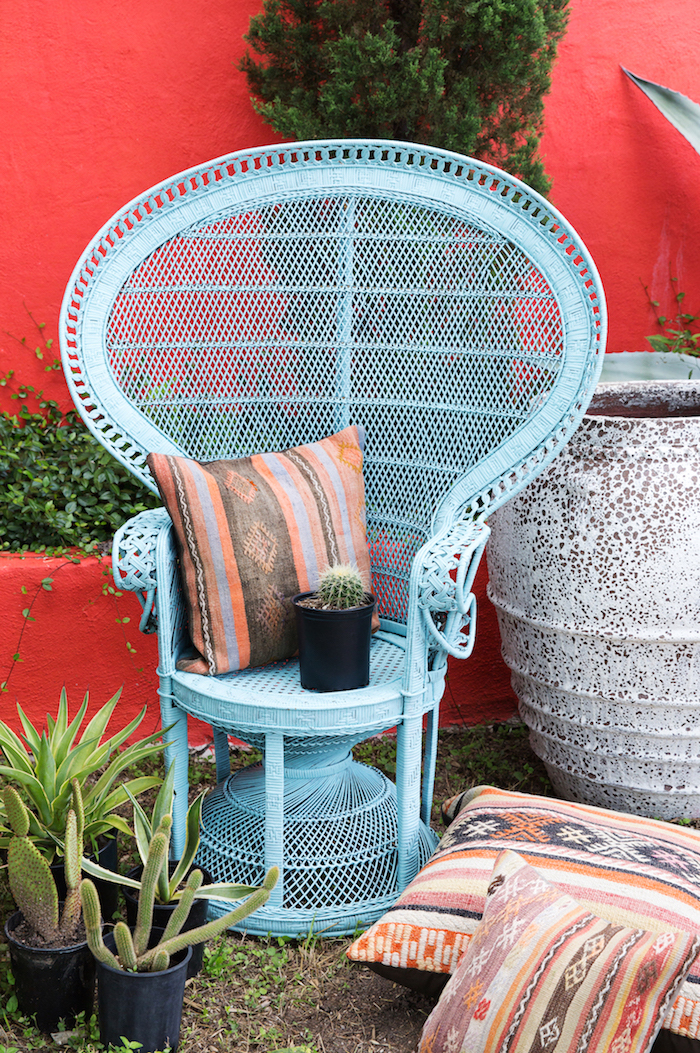 comment renover un fauteuil en rotin style vintage avec de peinture des pot a fleurs avec cactus q coté