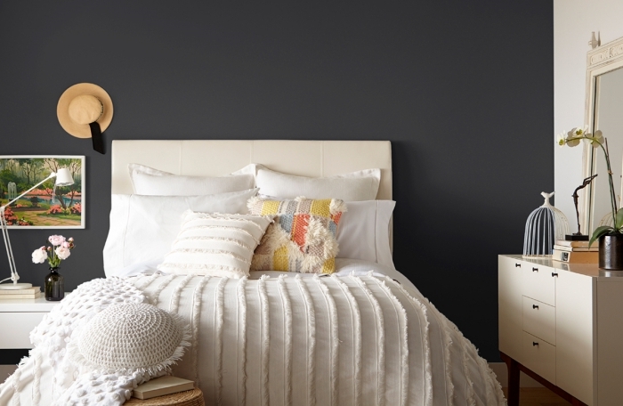 couleur mur chambre décoration pièce mur gris anthracite peinture tete de lit blanche coussins patchwork