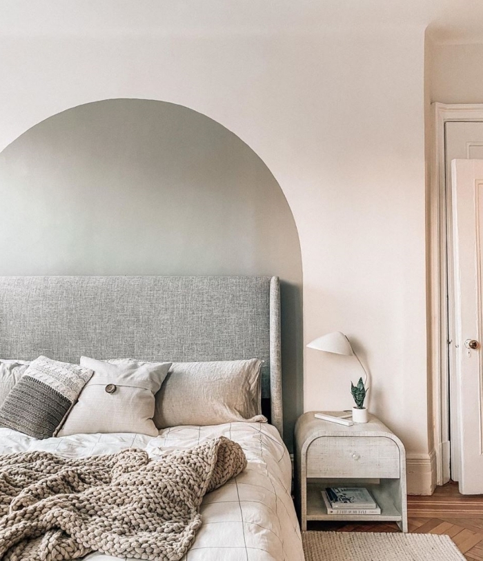 couleur mur chambre minimaliste tête de lit en peinture gris plaid grosse maille coussins décoratifs