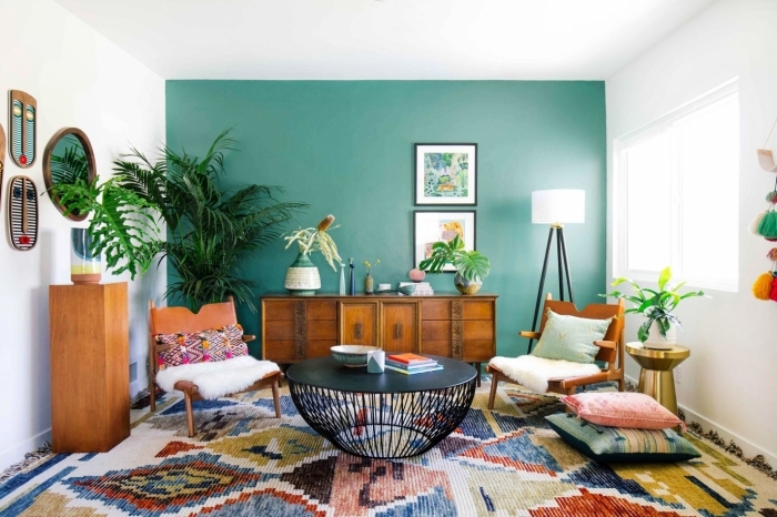 couleur mur salon style bohème peinture turquoise meubles en bois table ronde noire palmier d interieur