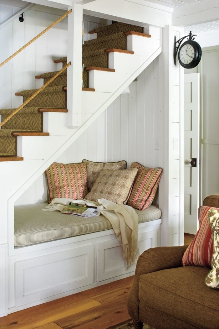 coussins décoratifs aménagement sous escalier quart tournant housse assise beige fauteuil marron