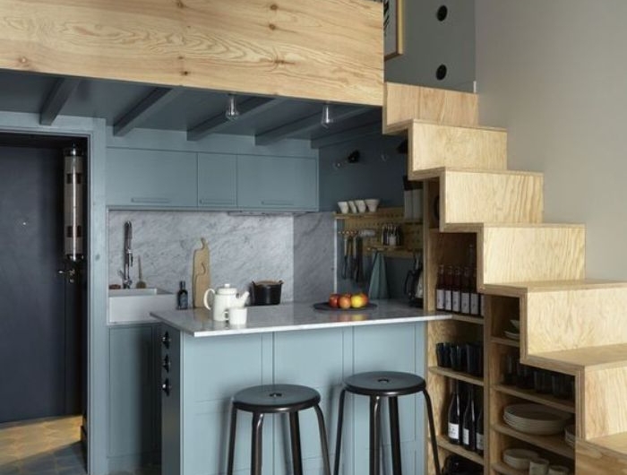 credence effet marbre ilot central et meuble cuisine gris clair escalier pas japonais bois suspension boheme chic