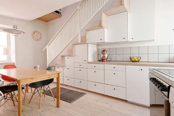 cuisine blanche sous escalier bois plan de travail bois table et chaises dépareillées idée deco sous escalier originale