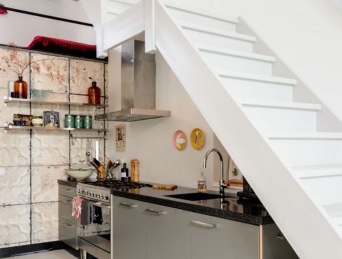 cuisine gris et granite sous escalier blanc mur credence blanche étagères métal ouvertes deco murale assiettes carrelage sol blanc