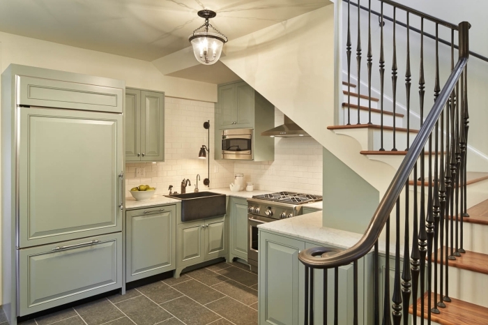 cuisine sous escalier décoration agencement en u meubles de cuisine en vert pastel crédence carrelage blanc