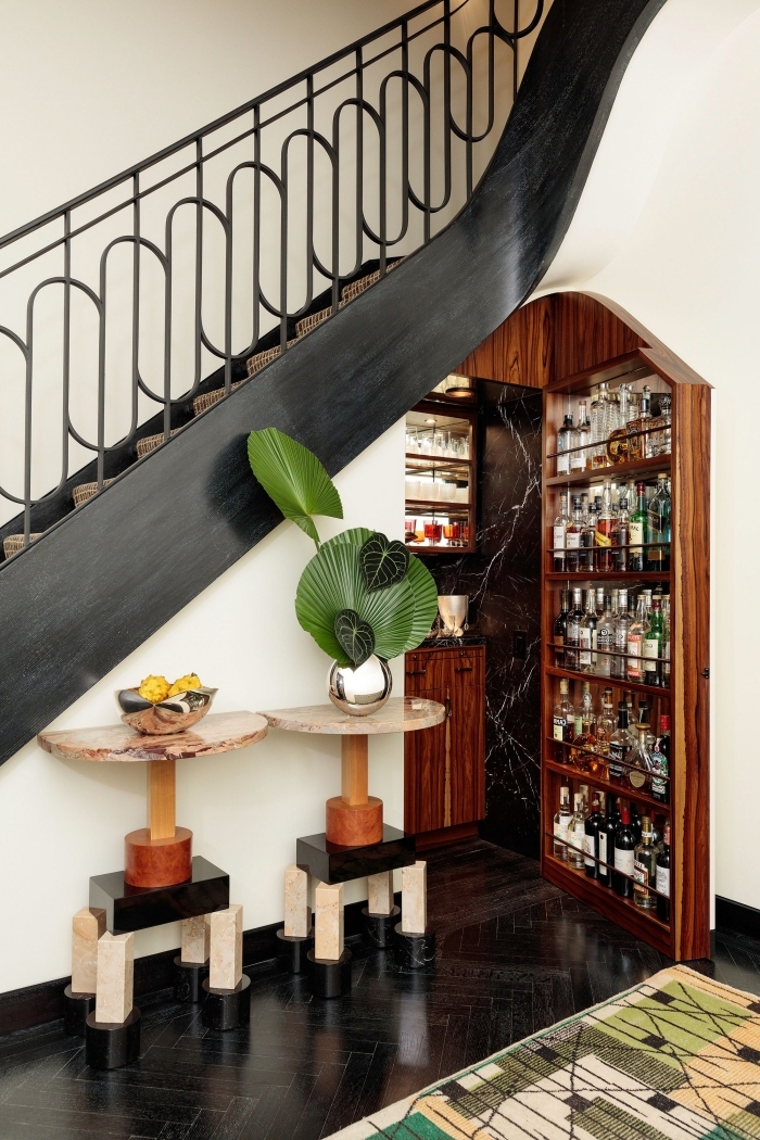cuisine sous escalier meuble rangement bouteuilles de vin design escalier noir fer déco élégante
