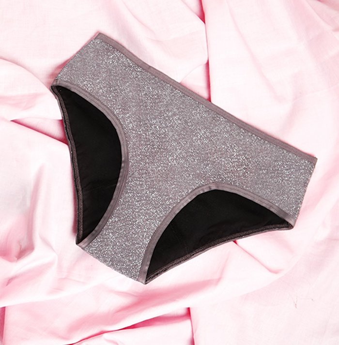 culottes periodiques ou menstruelles en beige sur un tissu satin rose