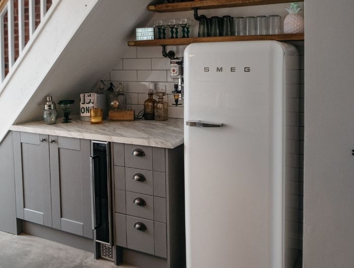 deco appartement vintage chic avec frigo blanc meuble gris plan de travail marbre étagères bois et métal ouvertes deco sous escalier