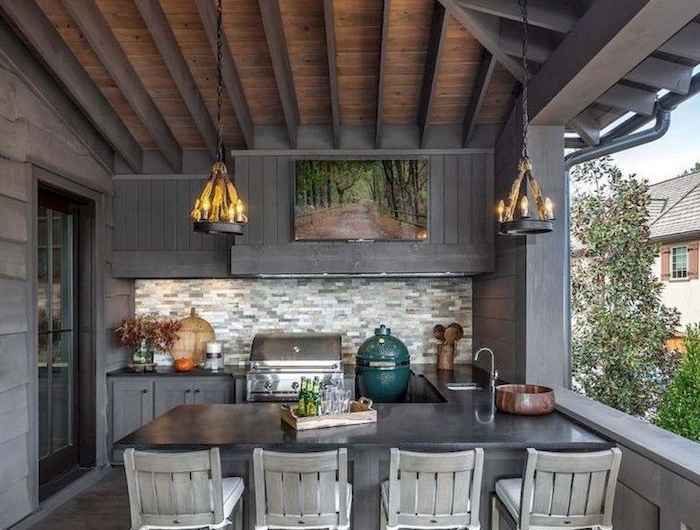 deco en peinture gris pour une extension cuisine veranda avec table a manger et chaises et un coin de cuisiner