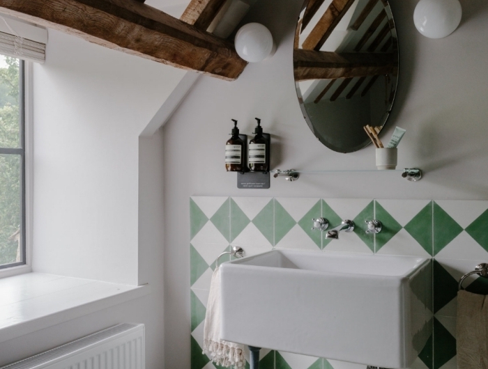 deco maison de campagne plafond blanc poutres bois foncé carrelage blanc et vert miroir ovale