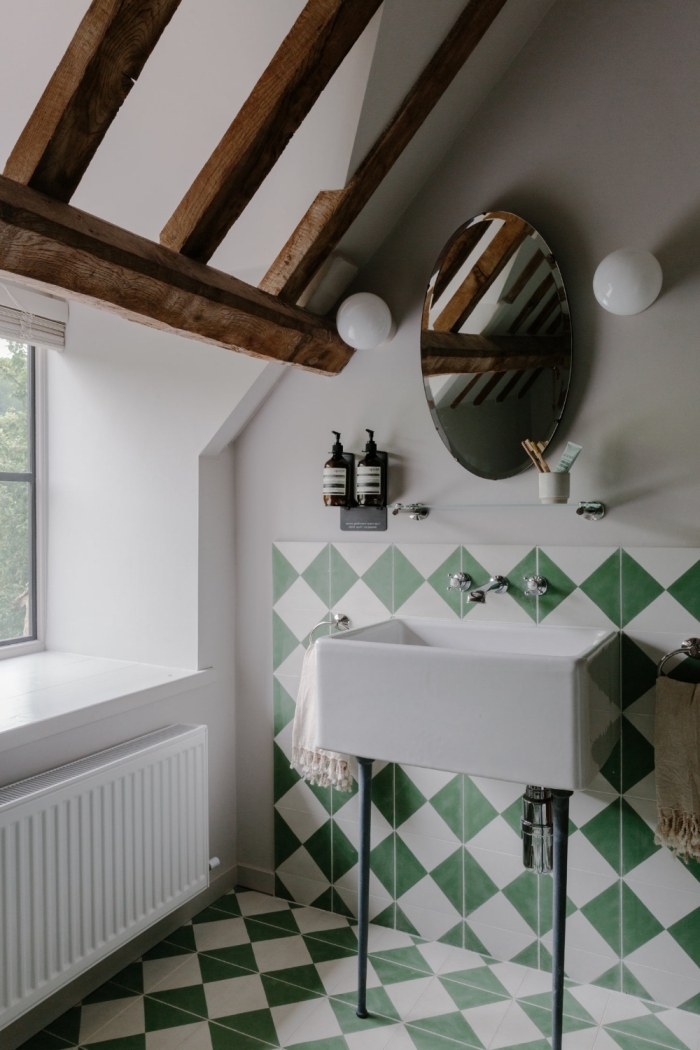 deco maison de campagne plafond blanc poutres bois foncé carrelage blanc et vert miroir ovale