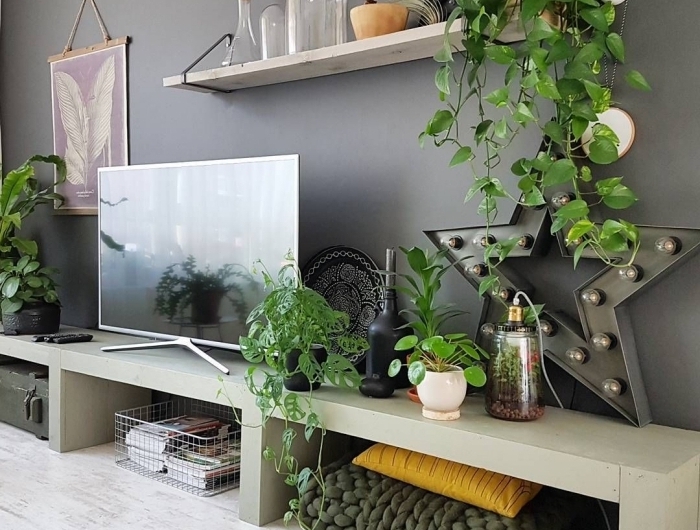 deco mur tv design peinture gris anthracite rangement étagère suspendue bois plaid grosse maille