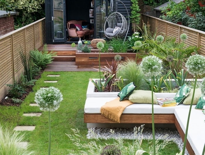 deco petit jardin avec terrasse en bois salon extérieur banquette d angle bois coussins décoratifs