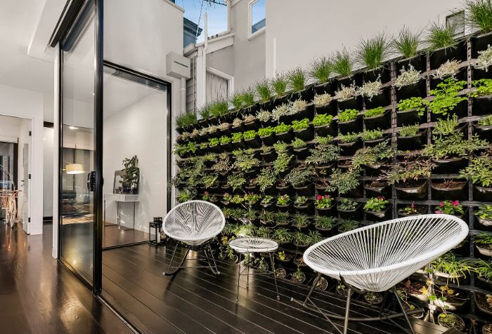 deco petite terrasse bois avec chaises et table metal blanches cachées d un mur végétal extérieur