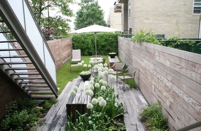 decoration exterieur jardin moderne revetement de sol bois parasol escalier sans contremarches cloture bois