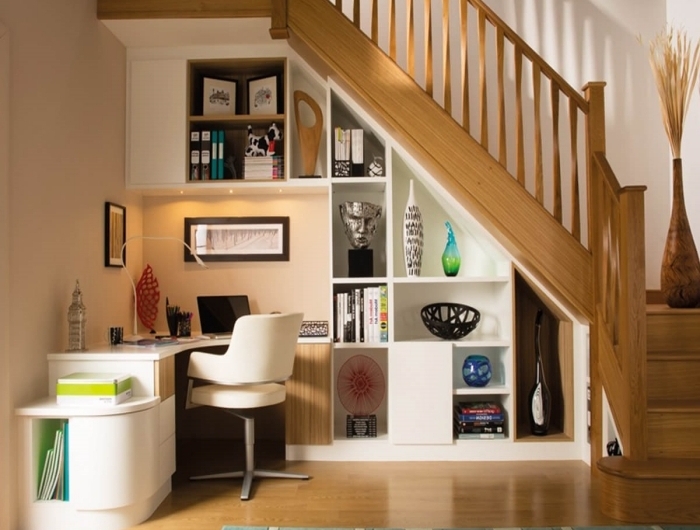 design bureau sous escalier d angle meuble blanc chaise rangement ouvert escalier bois vase