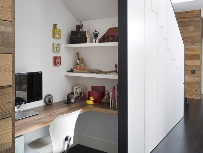 design bureau sous escalier style moderne peinture blanche bureau d angle incastré bois chaise blanche