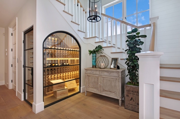 design intérieur armoire vintage bois rangement sous escalier plantes vertes intérieur bouteilles de vin
