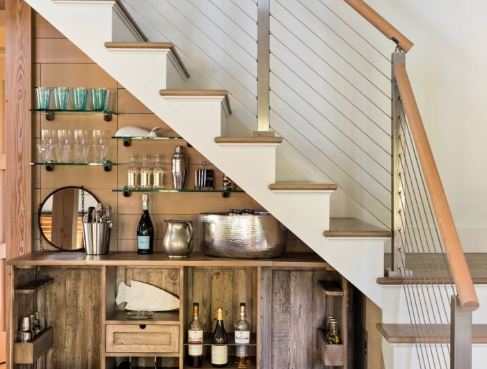design intérieur cuisine sous escalier revetement plan de travail meubles bois rangement bouteuilles ouvert