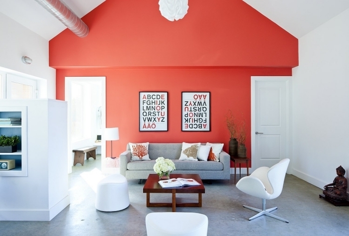 design intérieur décoration salon mur rouge canapé gris peinture murale chaise blanche statue boudhha