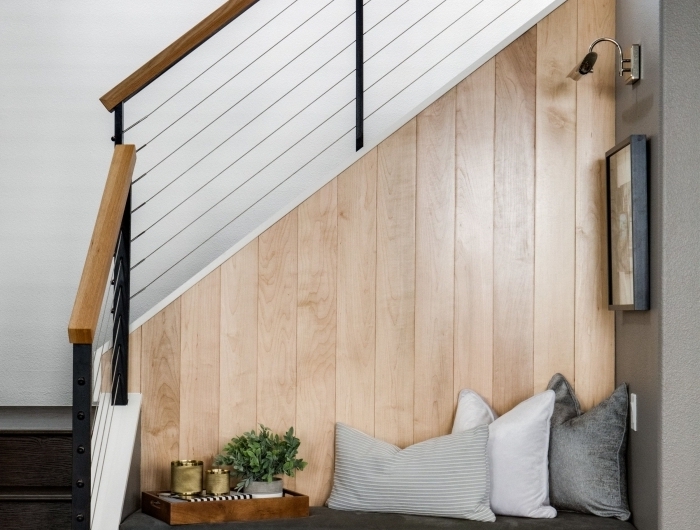 design intérieur escalier bois et noir aménagement sous escalier quart tournant revetement mural panneaux bois