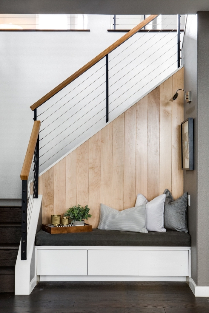 design intérieur escalier bois et noir aménagement sous escalier quart tournant revetement mural panneaux bois