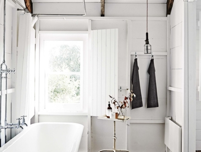 design intérieur style retro chic accents bois idee salle de bain bois revetement mural panneaux bois blanc