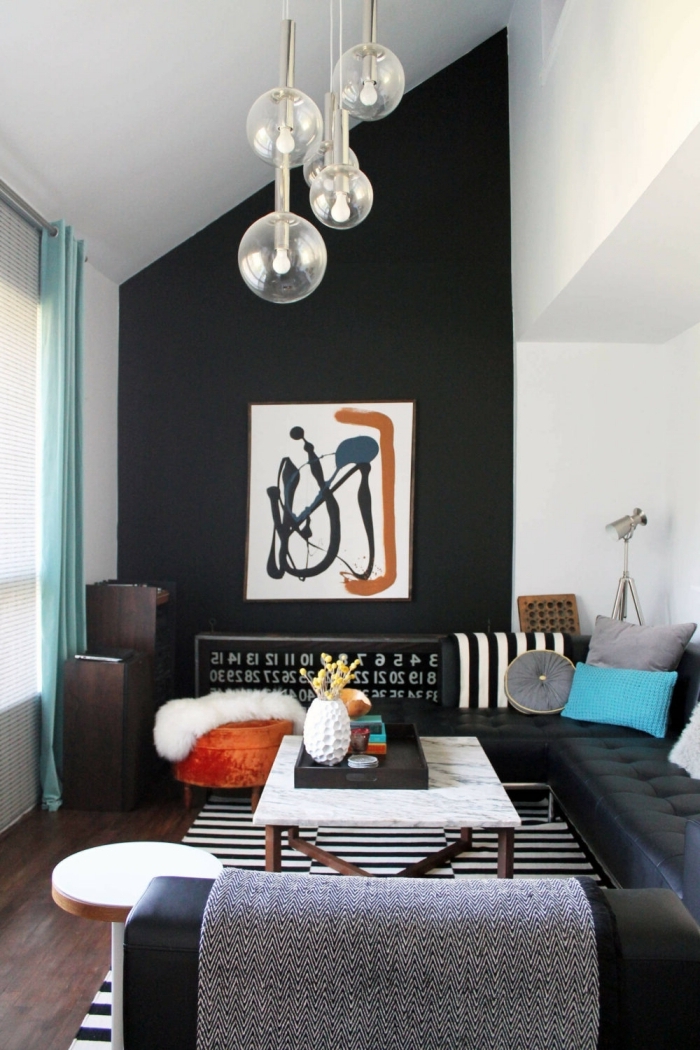 design petit salon ouvert déco sous pente couleur mur salon sombre art mural canapé d angle cuir noir