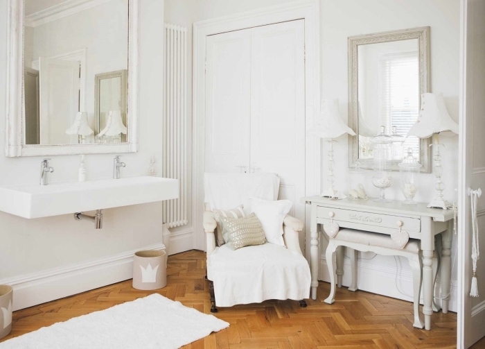 design salle de bain style retro parquet bois meubles blancs décoration maison de campagne chic