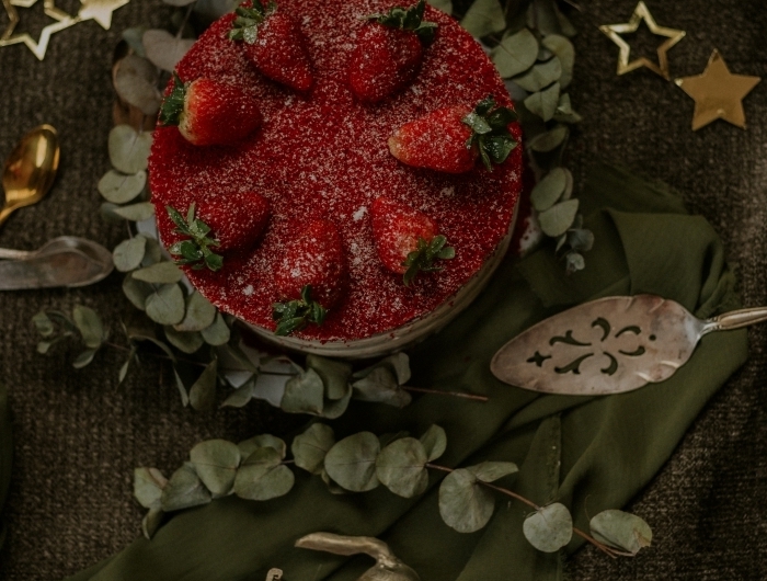 dessert aux fraises fruits rouges gâteau sucre en poudre pâte sucrée crème anglaise préparation