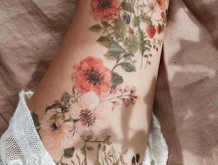 dessin tatouage fleurs des champs sur l avant bras chemisier blanc