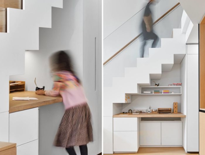 déco appartement minimaliste aménagement sous escalier de petite kitchenette blanche avec plan de travail bois