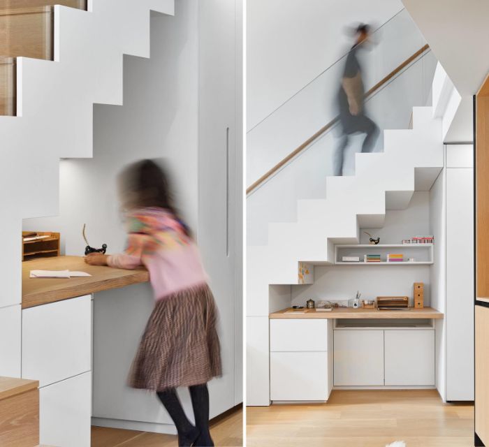 déco appartement minimaliste aménagement sous escalier de petite kitchenette blanche avec plan de travail bois