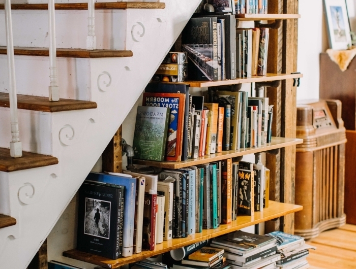 décoration bibliothèque sous escalier rangement sous pente collection livre étagères bois foncé