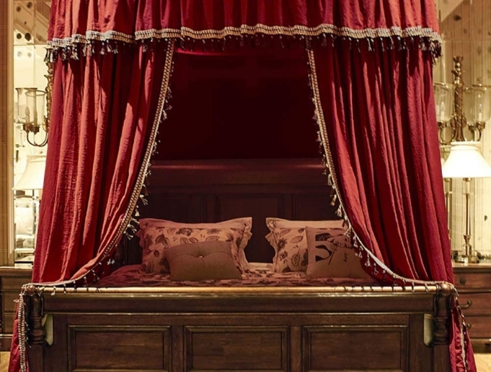 décoration chambre a coucher renaissance époque style lit baldaquin tissu rouge cadre de lit bois foncé