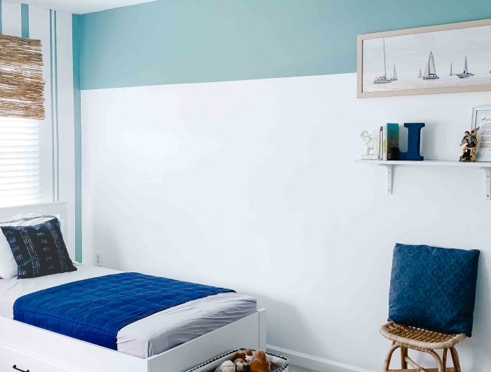 décoration chambre enfant lit blanc avec rangement comment agrandir une piece avec 2 couleurs bande peinture