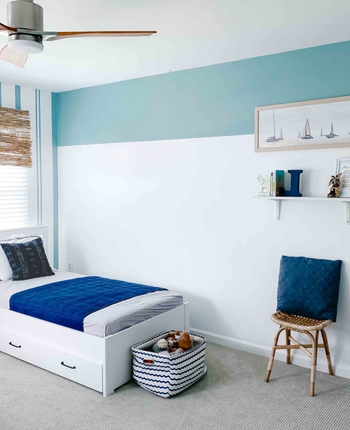 décoration chambre enfant lit blanc avec rangement comment agrandir une piece avec 2 couleurs bande peinture
