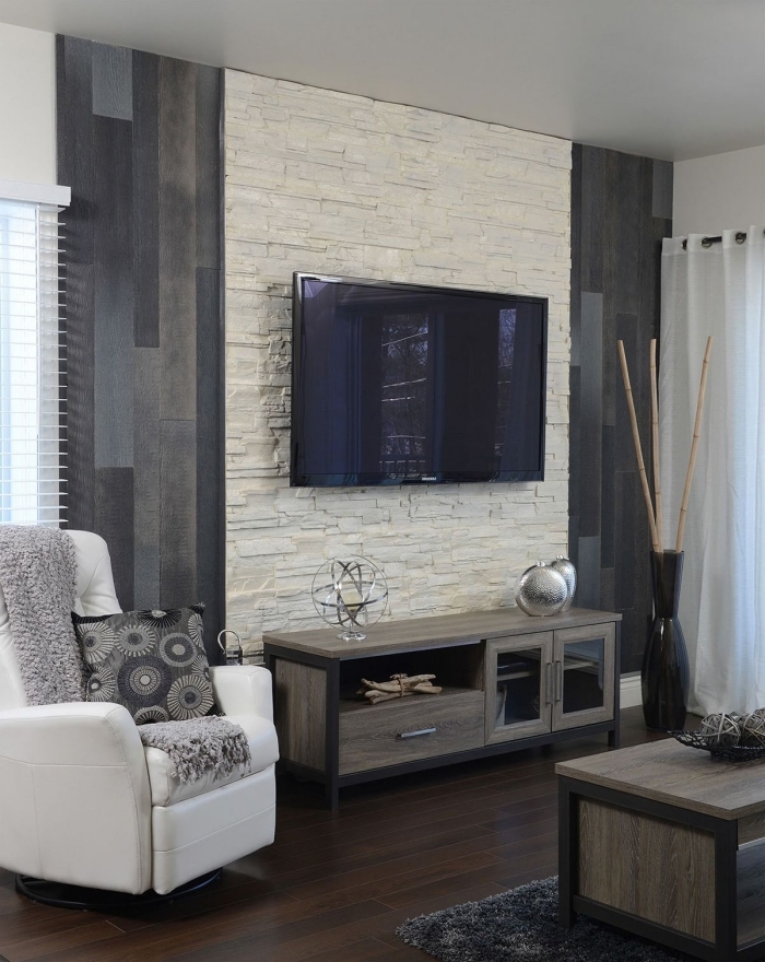 décoration petit salon moderne avec meubles en bois idée mur en pierre salon tv fauteuil blanc