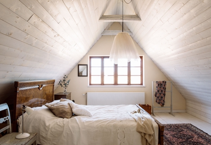 décoration rustique revetement planches bois chambre comble tete de lit bois foncé poutres