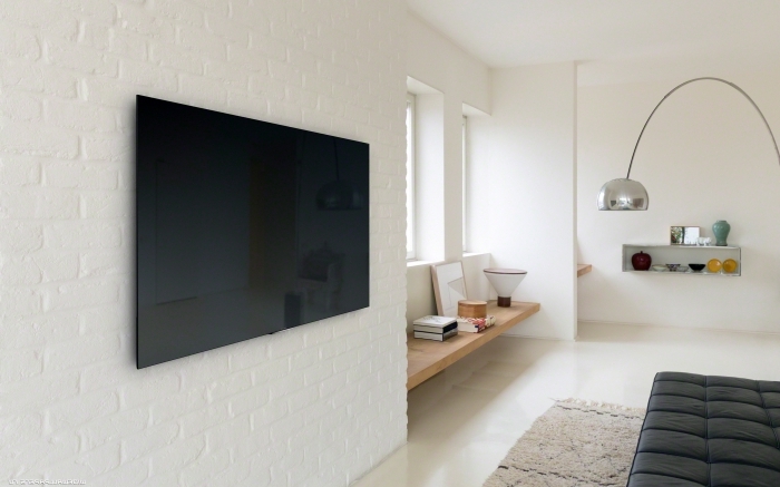 décoration salon minimaliste lampe sur pied métal mur de parement briques blanches tv mur