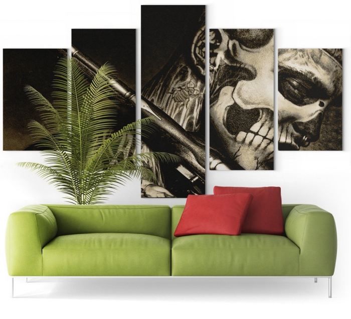 décoration salon note caractère tableau mural décoratif tête de mort canapé vert plante palmier d intérieur