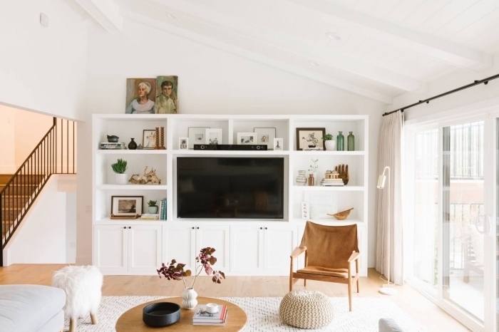 décoration salon ouvert escalier bois et blanc habillage du mur derrière tv avec meuble rangement