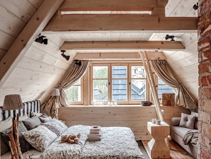 décoration style rustique revetement poutres plancher en bois chambre sous pente tete de lit zebre
