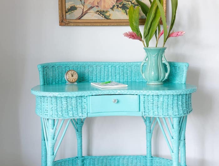 en quelle couleur peindre meuble en rotin table en bleu celeste avec une vase et horloge au dessus