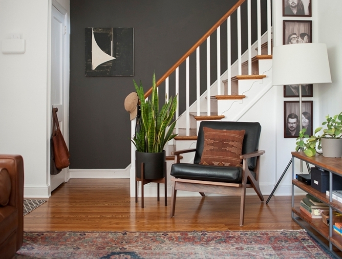 escalier bois et blanc comment disposer les couleurs de peinture dans une pièce mur gris anthracite