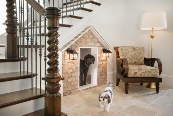 escalier bois foncé et blanc design maison chien intérieur façade briques fauteuil bois amenagement dessous escalier